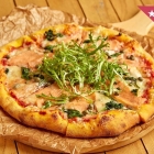 Красная, оранжевая и желтая - пицца в Pie Republic